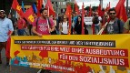 Participation militante des manifestants du KKE à la manifestation anticapitaliste qui a eu lieu à Hambourg contre le Sommet du G20